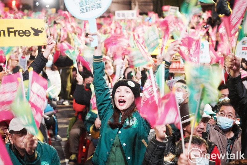  支持者舉著各種挺賴布條、手舉牌，擠爆在凱道舉行的「台灣美德站出來，凱道護國之夜」。 圖：張良一攝 