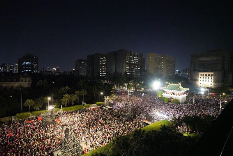  民進黨在凱道舉行造勢晚會，現場湧入超過20萬人。 圖：賴清德競總提供 