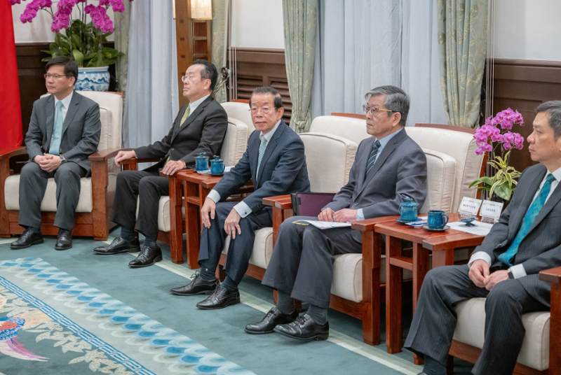  總統蔡英文接見「日本台灣交流協會」會長大橋光夫一行，謝長廷也在座。 圖：總統府提供 