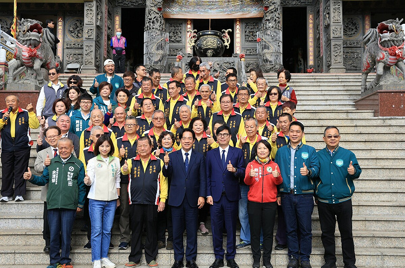  賴清德在陳其邁與地方黨公職陪同下，赴高雄參香謝票。 圖：高雄市政府提供 