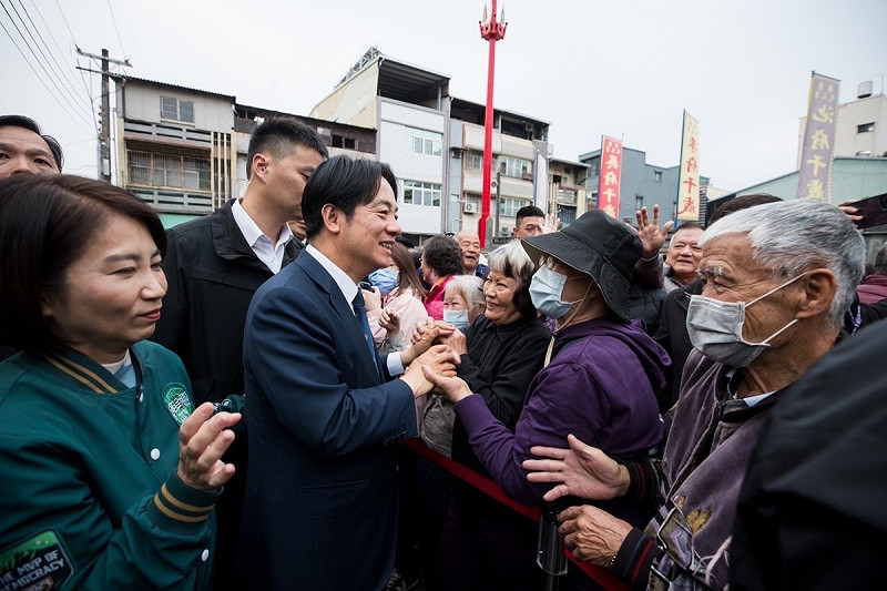  賴清德今日展開謝票感恩行程，下午到屏東代天宮參香祈福。 圖：民進黨提供 