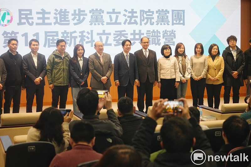 副總統賴清德、立法院長游錫堃在民進黨立院黨團總召柯建銘的陪同下，出席民進黨立法院黨團新科立委共識營。   圖：張良一/攝