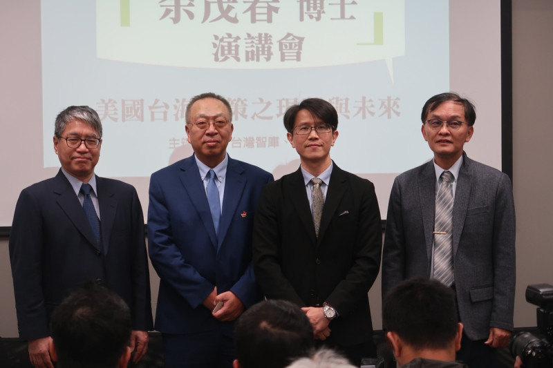 余茂春博士（左二）出席台灣智庫演講活動，左一為遠景基金會執行長賴怡忠，台灣智庫副執行長董思齊（右二）、福和會顧問余宗基（右一）   圖：林朝億/攝