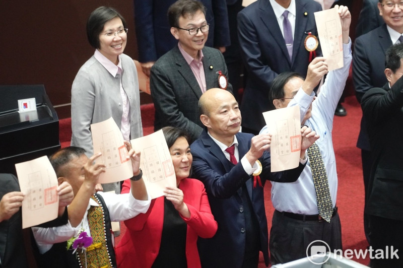 國民黨籍立法委員韓國瑜等人在第二輪院長投票時再度亮票下，國民黨立委無人跑票，幫助韓國瑜當上立法院長。   圖：張良一/攝