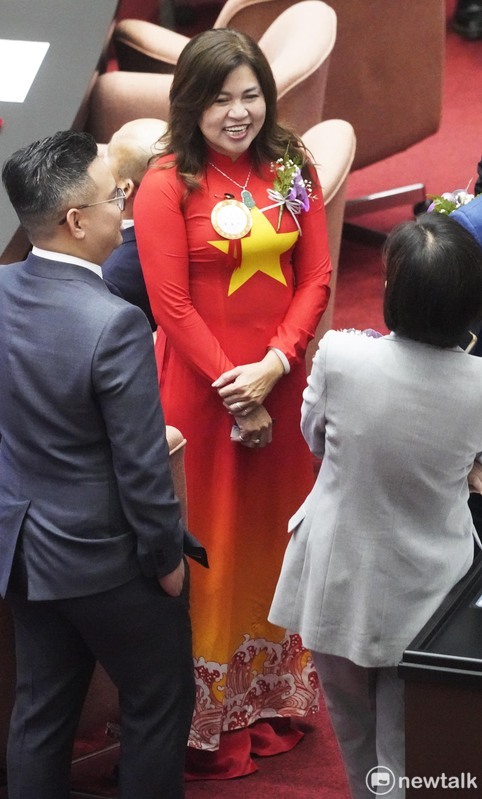 民眾黨不分區立委麥玉珍（中）穿越南國旗裝參加立委就職典禮，並且宣誓就職，被批評「欠缺國家政治意識」。   圖：張良一/攝