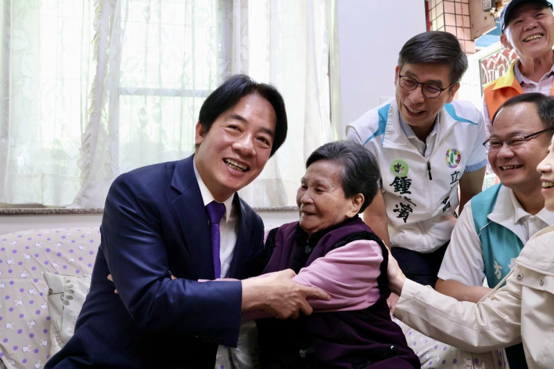  92歲阿嬤看到賴清德相當開心。 圖：翻攝自鍾佳濱臉書 