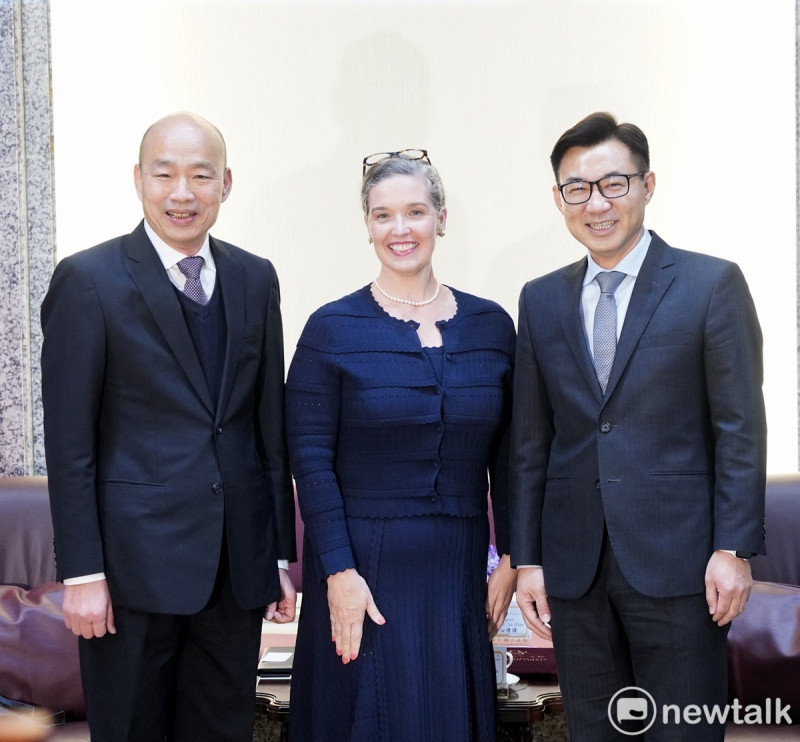立法院長韓國瑜（左）、副院長江啟臣（右）接見美國在台協會台北辦事處長孫曉雅（中）。   圖：張良一/攝