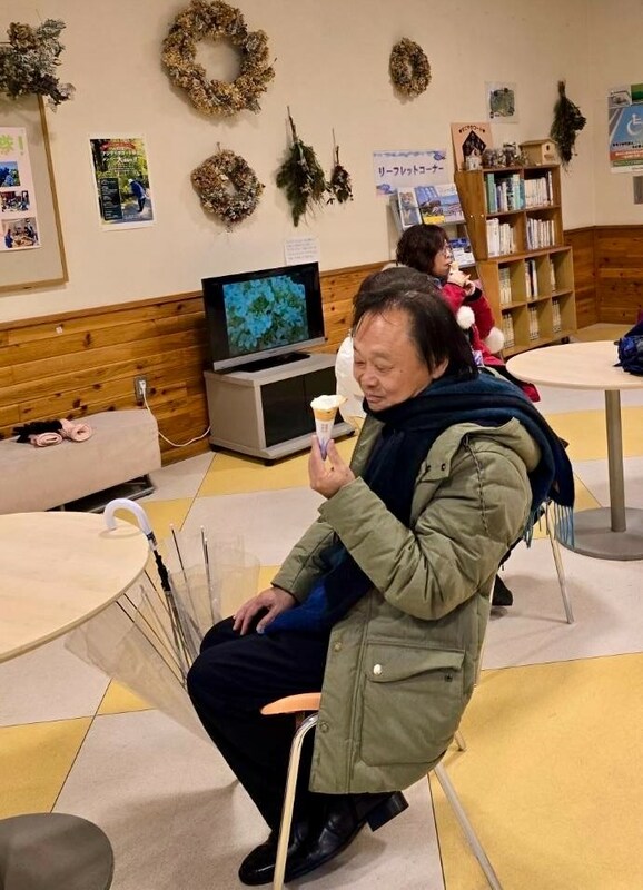 民進黨立委王世堅po出自己在北海道下雪天時吃霜淇淋的照片。 圖:取自王世堅Threads 民進黨立委王世堅po出自己在北海道下雪天時吃霜淇淋的照片。 圖:取自王世堅Threads