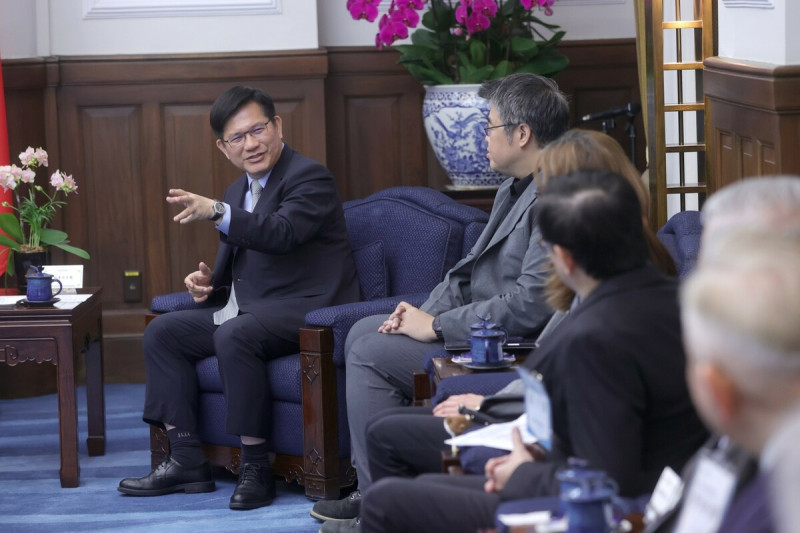 總統府秘書長林佳龍回憶過去與Uber、計程車業者溝通過程，強調政府須以創新政策思維來協助產業升級。   圖：總統府提供