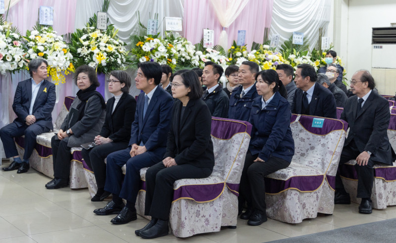  蔡英文、賴清德、蕭美琴與陳菊等人都出席陳俊翰告別式。 圖：總統府提供 