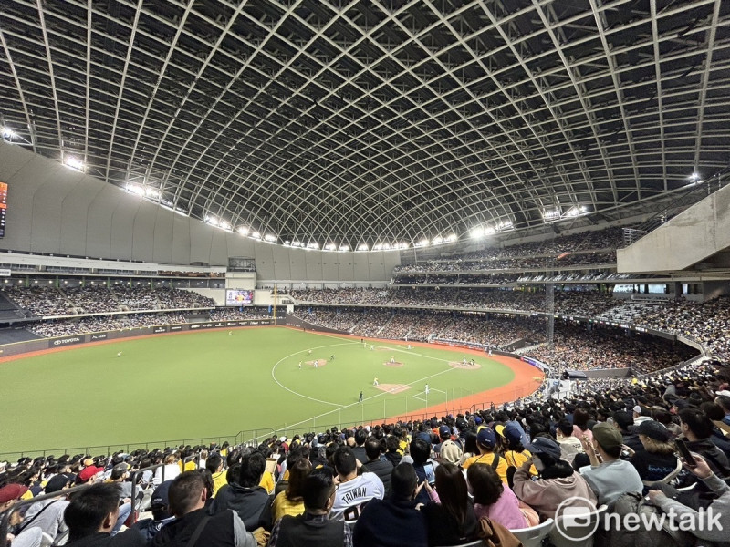  讀賣巨人登上台北大巨蛋，吸引滿場球迷觀賽。 圖：黃宣尹攝 