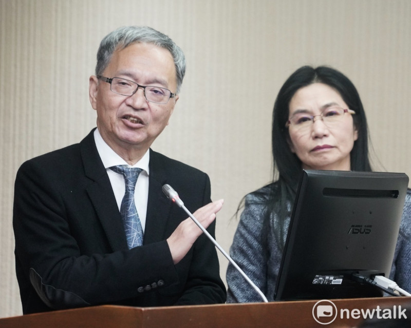 衛福部長薛瑞元（左)、食藥署長吳秀梅（右）在立院社福及衛環委員會備詢。薛瑞元表示，會立即指示食藥署馬上推動業者自清，並張貼「本店使用辣椒粉不含蘇丹紅」的告示。   圖：張良一/攝