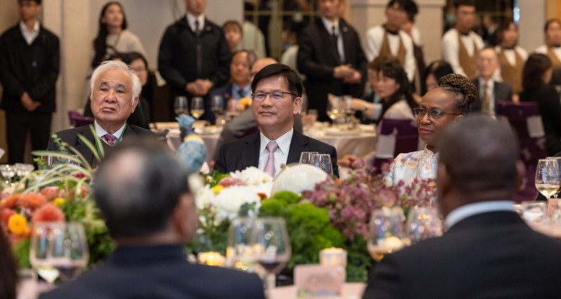 姚嘉文、林佳龍出席「113年外交部新春聯歡晚會」。 圖：總統府提供 