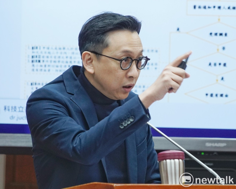 針對國民黨立委葛如鈞指控「罷免志工日領2千、月收8萬」等言論，罷免立委徐巧芯「剷除黑芯」、罷免王鴻薇立委「山除薇害」等罷團發表聯合聲明，表達最嚴正的抗議與譴責，要求公開道歉，否則提告，絕不寬貸。   圖：張良一/攝（資料照）
