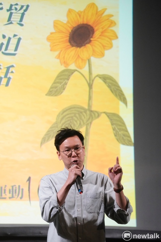 台灣經濟民主連合等團體在立法院群賢樓外舉行太陽花運動十週年晚會。圖為林飛帆在會中致詞。   圖：張良一/攝
