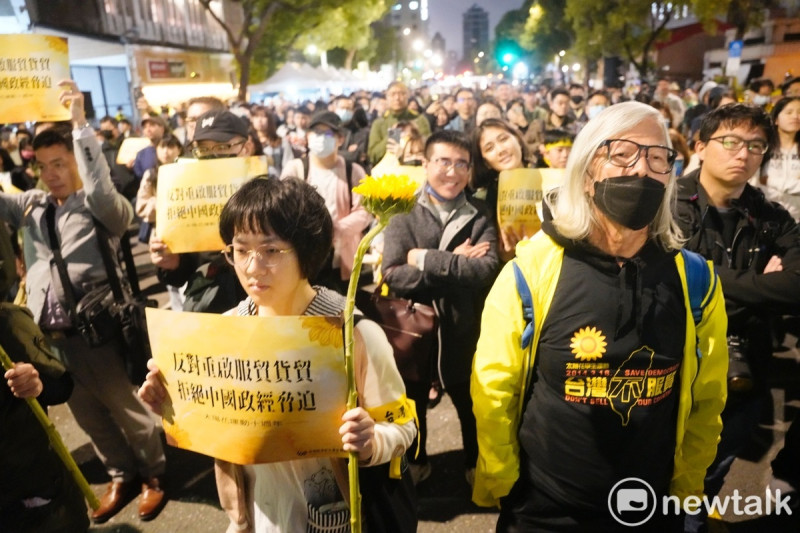 台灣經濟民主連合等團體在立法院群賢樓外舉行太陽花運動十週年晚會。   圖：張良一/攝