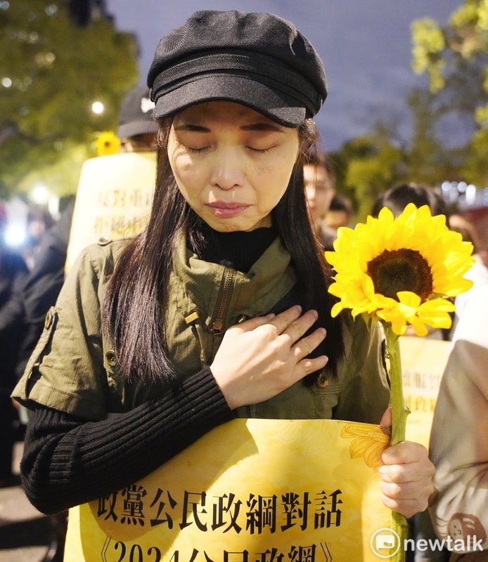 台灣經濟民主連合等團體在立法院群賢樓外舉行太陽花運動十週年晚會。圖為林飛帆在會中致詞。圖為與會群眾為這十年已遠行的朋友默哀。   圖：張良一/攝