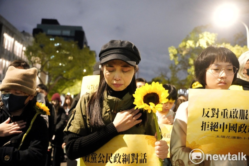 台灣經濟民主連合等團體在立法院群賢樓外舉行太陽花運動十週年晚會。圖為林飛帆在會中致詞。圖為與會群眾為這十年已遠行的朋友默哀。   圖：張良一/攝