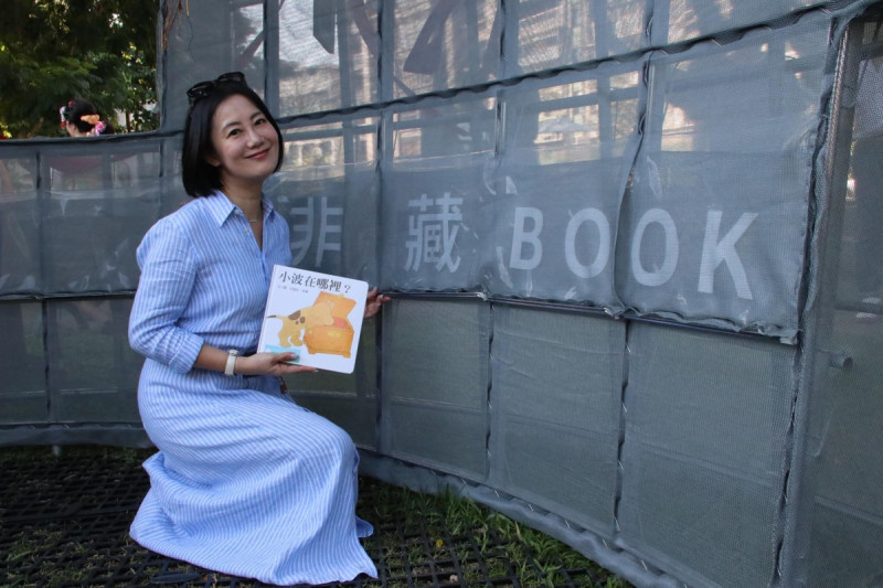 吳思瑤關注文化產業，她在2019年發起「讀樂樂公園圖書館」快閃計畫，並與獨立書店合作，受到好評關注。 圖：翻攝自吳思瑤臉書 