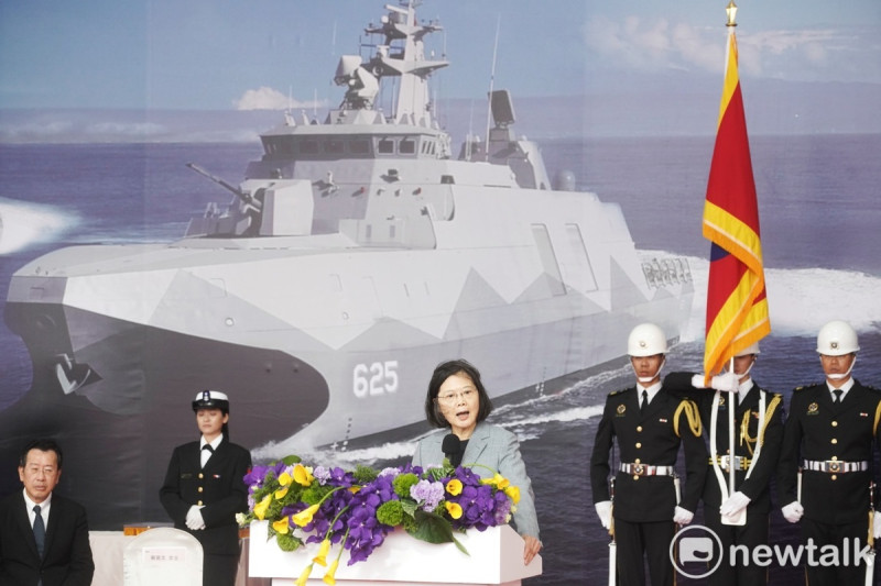 總統蔡英文出席「海軍高效能艦艇安江及萬江軍艦交艦典禮」。   圖：張良一/攝