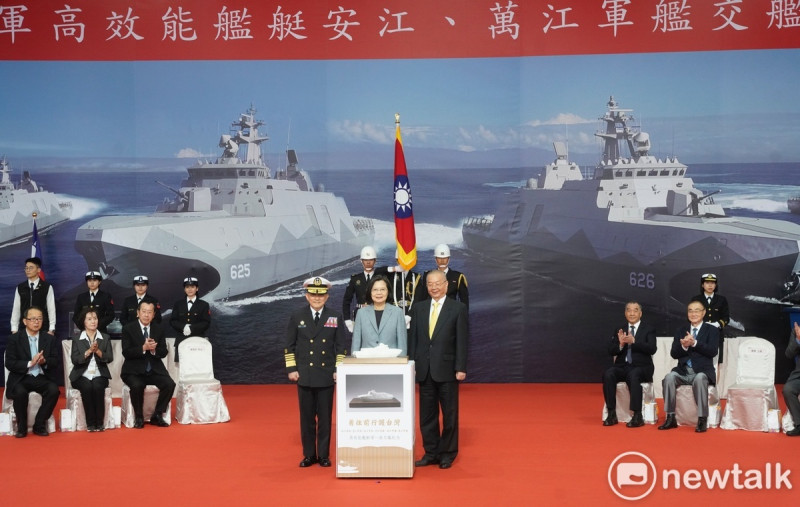  總統蔡英文主持「海軍高效能艦艇安江及萬江軍艦交艦典禮」，並校閱艦艇官兵。 圖：張良一攝 
