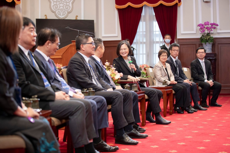  蔡英文接見「第31屆亞洲台灣商會聯合總會回國訪問團」。 圖：總統府提供 