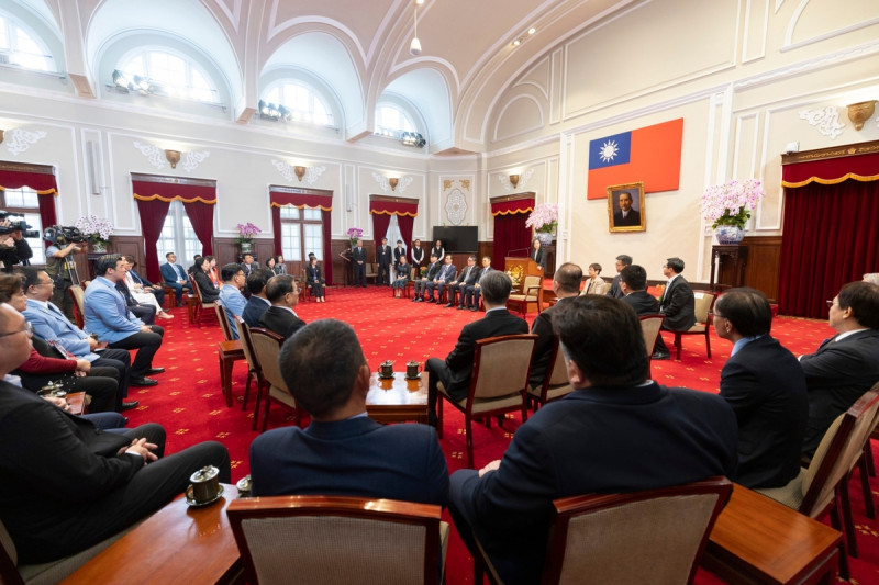  蔡英文接見「第31屆亞洲台灣商會聯合總會回國訪問團」。 圖：總統府提供 