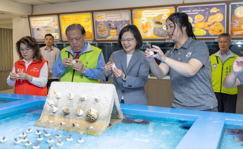  總統蔡英文參訪澎湖海洋保育教育中心。 圖：總統府提供 
