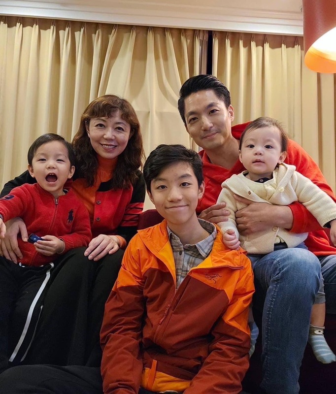  蔣萬安時常在臉書曬出妻子與三個兒子的相片，藉由「三寶爸」形象搏聲量。 圖：翻攝自蔣萬安臉書 
