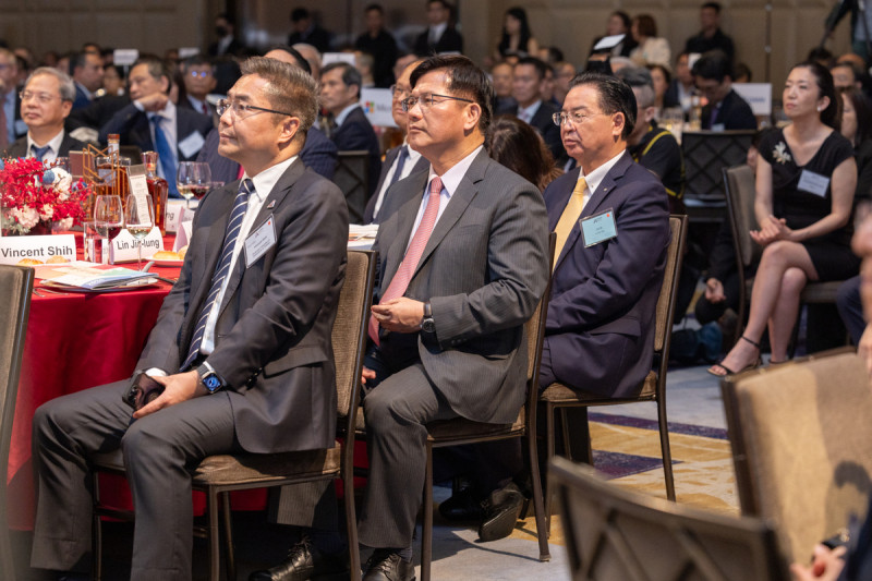  林佳龍、吳釗燮等人出席台灣美國商會2024謝年飯。 圖：總統府提供 
