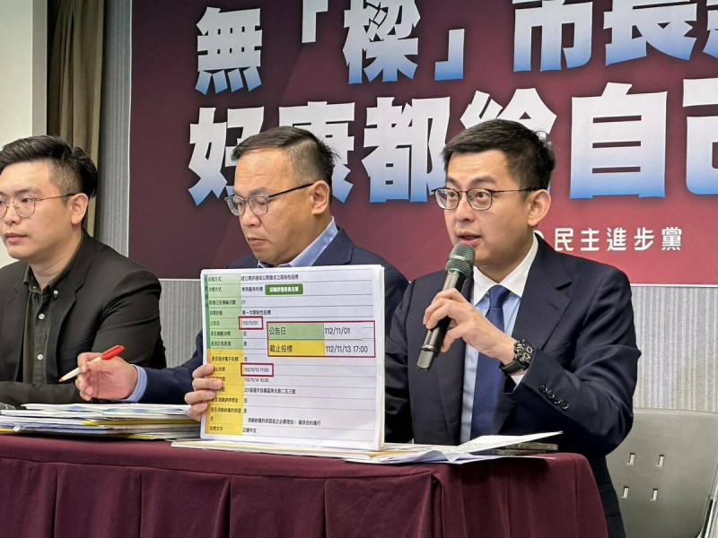  卓冠廷（右起）、王義川、張顥瀚質疑基隆市政府電動機車標案。 圖：民進黨提供 