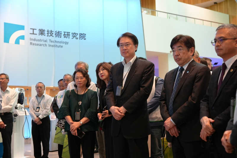  林右昌帶領「台灣智慧淨零建築產業聯盟」參訪工研院。 圖：內政部提供 
