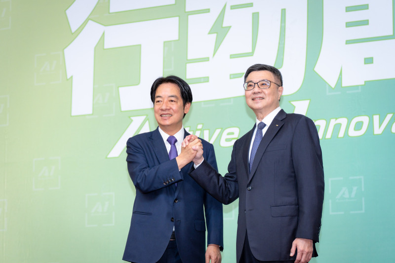 總統當選人賴清德（左）宣布，民進黨前主席卓榮泰（右）擔任行政院長。   圖：民進黨提供