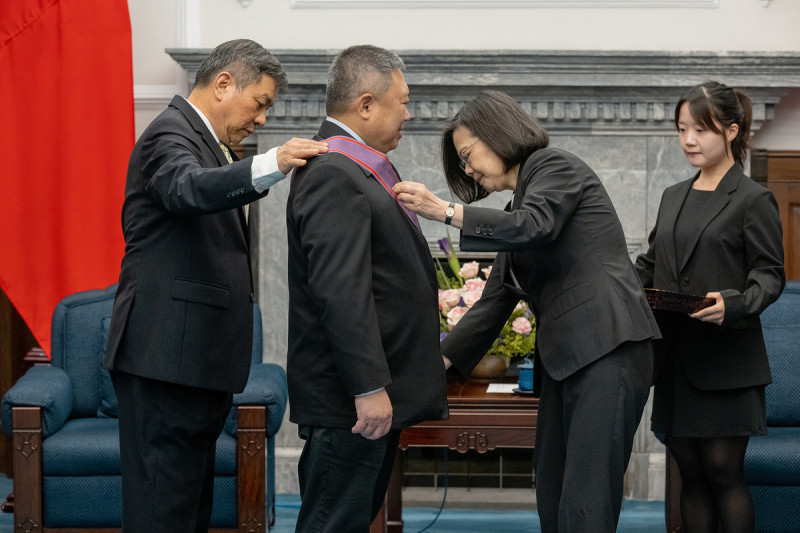 蔡英文授勳表彰中華奧會主席林鴻道對體育的貢獻。 圖：總統府/提供 