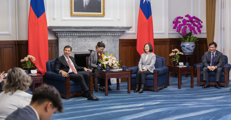  林佳龍陪同蔡英文接見巴拉圭共和國國會暨參議院議長歐斐拉訪團。 圖：總統府提供 