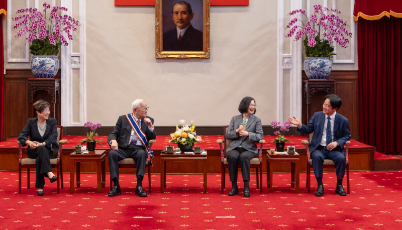  總統蔡英文頒授最高榮譽勳章予張忠謀，賴清德、張淑芬也出席觀禮。 圖：總統府提供 
