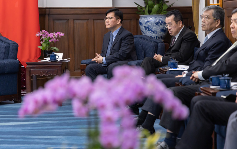林佳龍等人陪同蔡英文接見戰略暨國際研究中心（CSIS）訪問團。   圖：總統府提供