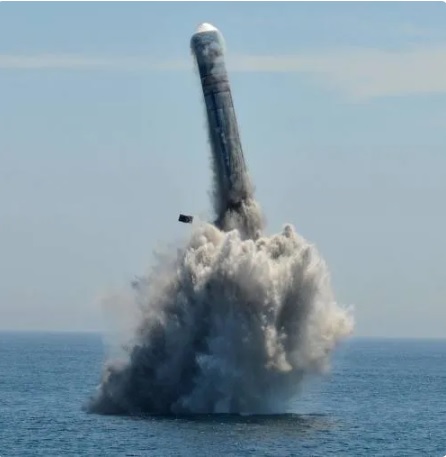 解放軍巨浪-2潛射導彈衝出水面。巨浪-2射程達9000公里，可攜1-3枚核彈頭。   圖：翻攝自 軍武次位面