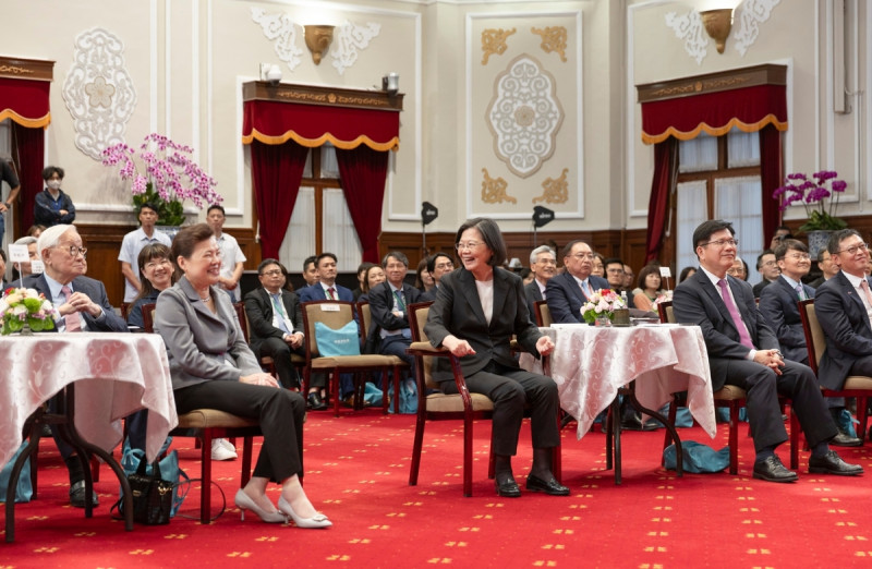  蔡英文出席第六屆總統創新獎頒獎典禮，王美花、林佳龍等人陪同。 圖：總統府提供 