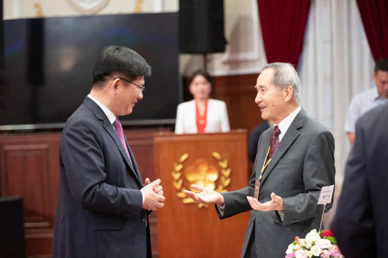  林佳龍陪同蔡英文出席第六屆總統創新獎頒獎典禮。 圖：總統府提供 