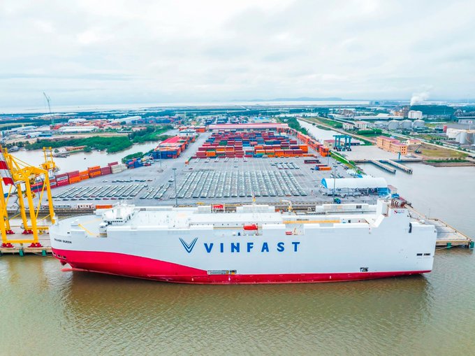  VinFast 將自家的電動車運送至美國加州的貝尼西亞港口，該港口目前正堆放數千輛無法銷售的 VinFast 電動車 圖：翻攝自 @Osinttechnical X 帳號 