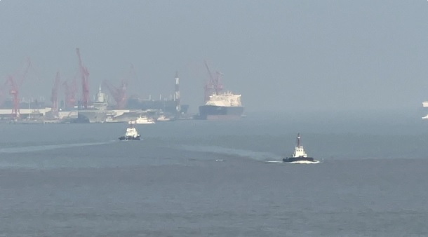  拖船在將福建號移動至長江另一側港口後就離開了。 圖：翻攝自 河東三叔 