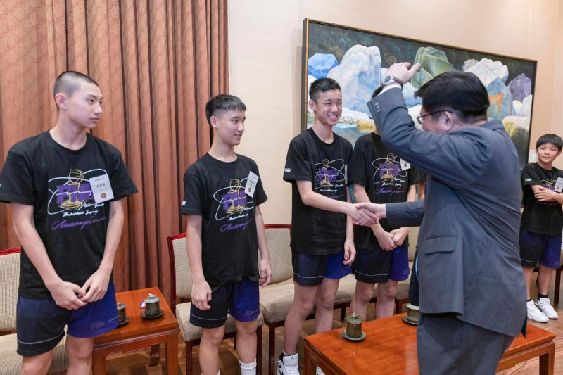  林佳龍與U12男籃台灣鳳凰隊會面。 圖：翻攝自林佳龍臉書 