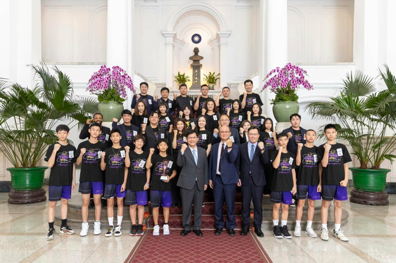  林佳龍與U12男籃台灣鳳凰隊會面。 圖：翻攝自林佳龍臉書 