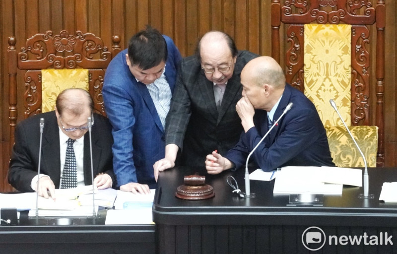 民進黨立院黨團總召柯建銘、書記長莊瑞雄在立院院會，走上主席台和院長韓國瑜交換意見。   圖：張良一/攝