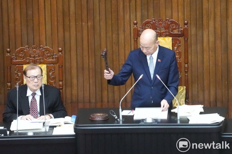 立法院院會今（14）日三讀通過道路交通管理處罰條例部份條文修正草案，圖為院會主席韓國瑜於修正草案三讀通過後敲槌。   圖：張良一/攝
