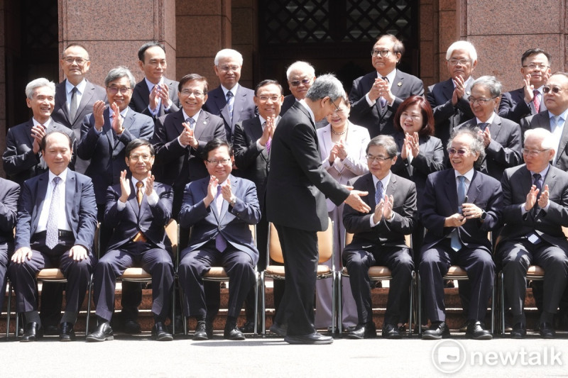 行政院長陳建仁率內閣閣員總辭後，在行政院大樓外合影。   圖：張良一/攝