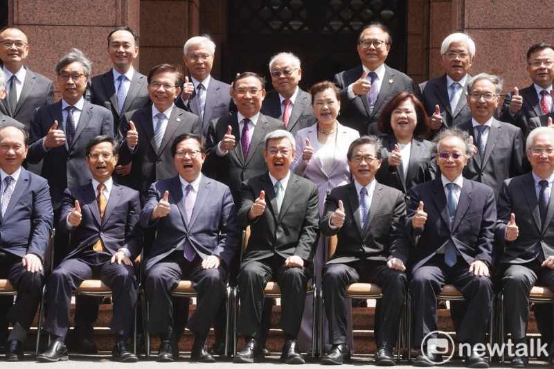 行政院長陳建仁率內閣閣員總辭後，在行政院大樓外合影。   圖：張良一/攝