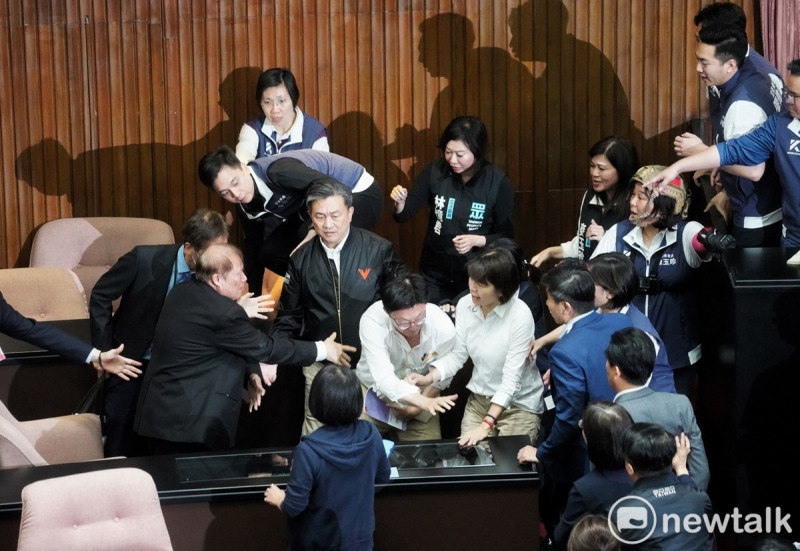 民進黨立委郭國文搶奪立法院秘書長手上文件連續畫面。   圖：張良一/攝