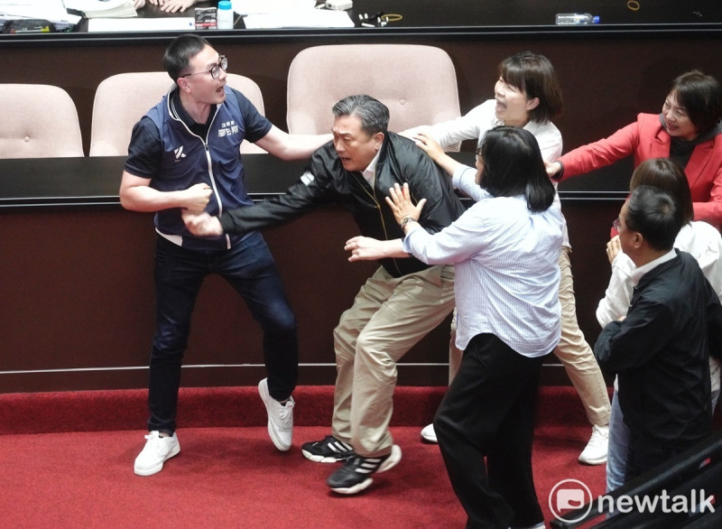 立法院院會今進行藍白綠表決大戰，並爆發多起肢體衝突，場面相當混亂。   圖：張良一/攝